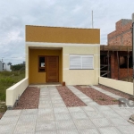 Oferta EXCLUSIVA, linda casa térrea, composta por living 2 ambiente, cozinha americana, área de serviço, dois amplos dormitórios, pátio com possibilidade de instalar uma piscina, 2 vagas para automóve