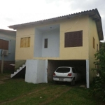 Casa composta de 2 dormitórios, amplo living, cozinha americana, banheiro social, área de serviço , uma vaga de garagem coberta, pátio nos fundos e na frente, localização nas imediações da Estrada Cos