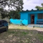 Casa composta de 3 dormitórios , amplo living, cozinha espaçosa, banheiro social, garagem coberta para dois carros, terreno medindo 12 X 40 todo cercado e muro lateral, esta casa  está situada na Estr