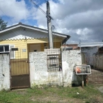 Vende-se ótima casa com mais dois imóveis no mesmo pátio já alugadas, o imóvel disponível para venda com 3 dormitórios, sala, cozinha, banheiro e área de serviço, vaga de garagem para até 3 carros!&lt