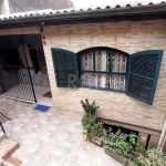 CASA de 3 dormitórios 200 m²,  2 banheiros, 2 salas, área com churrasqueira e amplo pátio com arvores frutíferas.&lt;BR&gt;A casa possui 2 andares com espaços amplos e garagem para 2 carros.Toda cerca