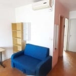 APARTAMENTO JK - 31,57 m² área privativa. Cozinha com balcões e cooktop.  Banheiro social com box de vidro ventilação natural. Ficam no apto refrigerador, fogão, split, armários e cama e tudo mais que