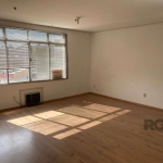 Vende-se excelente sala comercial com 32 m² de área privativa no bairro Menino Deus próximo da Azenha.&lt;BR&gt;Prédio com baixo custo condominial  , possui elevador e portaria 24 horas.&lt;BR&gt;O ba