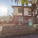 Coliseu Vende Casa ampla com 3 dormitórios,  2 banheiros, cozinha ampla, 3 vagas  em localização estratégica ( Aparício borges x Bento Gonçalves) no Bairro Glória, podendo ser destinada para uso comer