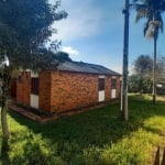 Vende casa de alvenaria composta de 2 dormitórios, living dois ambientes, cozinha, banheiro e garagem coberta com churrasqueira.  Terreno de esquina medindo 450m². Casa com habite-se.&lt;BR&gt;&lt;BR&