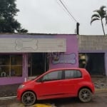 Terreno com duas casas, comercio na frente e uma casa nos fundos com 2 dormitórios, 1 banheiro, 2 cozinhas, casa antiga, vaga de garagem. Agende uma visita com um dos nossos corretores especialistas.