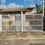 Casa 2 dormitórios, 2 salas, banheiro, cozinha, área de serviço, pátio, vaga de garagem. Agende uma visita com um dos nossos corretores especialistas.&lt;BR&gt;OBS: proprietário vende a chave por R$ 1