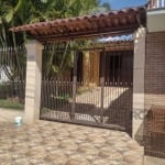 Casa 2 dormitórios, sala, cozinha, área de serviço, ficam 2 condicionadores de ar, garagem para 2 carros mais 1 no pátio, gradeado, tem uma casa nos fundos com 1 dormitório, sala, banheiro, cozinha. A