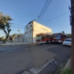 PRÉDIO reformado! Misto envolvendo 04 lojas e 04 apartamentos, na esquina da Av. Niterói com Gomes Carneiro. Com vários meios de  transporte em frente.