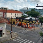 PRÉDIO reformado! Misto envolvendo 04 lojas e 04 apartamentos, na esquina da Av. Niterói com Gomes Carneiro. Com vários meios de  transporte em frente.