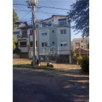 Amplo JK no Bairro Santo Antônio com sala e quarto conjugados, banheiro com box, cozinha, área de serviço com tanque. 1º. andar sendo um lance de escada, de fundos, sol da manha, excelente ventilação,