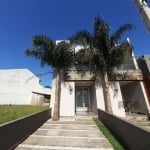 Casa de dois dormitórios, sendo duas suites, no primeiro pavimento temos o lavabo, living, cozinha, e pátio com piscina, churrasqueira e grelha. No segundo pavimento temos as duas suites, no terceiro 