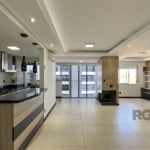 Apartamento semimobiliado de 89m², planta original de 3 dormitórios, transformado em 2 dormitórios, sendo 1 suíte (fácil reversão), living estendido bastante amplo com 3 ambientes bem definidos, sacad