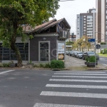 Excelente casa comercial no Bairro Menino Deus. Localização previlegiada, ponto para restaurante, mercado, bar, etc.., próximo a todas conveniências do Bairro. A casa de alvenaria com suas dependência