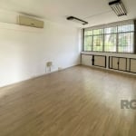 Ótima sala comercial no bairro São Geraldo com 30m² privativos, Reformada, de frente, desocupada. Piso laminado. Banheiro privativo. Aberturas externas em alumínio. Aberturas internas em madeira. Ar c