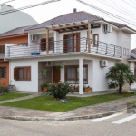 Excelente casa de esquina, muito bem distribuída com peças amplas. &lt;BR&gt;São três dormitórios, sendo um suíte. A suíte na parte térrea da casa com toda acessibilidade possível. &lt;BR&gt;Sala ampl