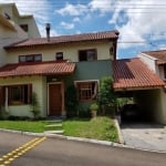 Casa em condomínio com 3 dormitórios. &lt;BR&gt;No primeiro andar living/sala de jantar, sala de TV com lareira, cozinha ampla com churrasqueira e fogão à lenha, área de serviço, banheiro social, depe