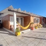 Excelente casa em  tijolo a vista, com 03 dormitórios, 1 banheiro social, 1 wc auxiliar, quartos amplos e arejados. sala de estar com 2 ambientes e com opção para lareira. Cozinha ampla com opção para