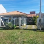 Casa térrea semi mobiliada em Imbé, composta por 2 dormitórios, lavabo, sala com lareira, sala de jantar, amplo pátio, espaço gourmet com churrasqueira. Edícula com mais 2 dormitórios e  suíte america