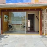 Casa em Cond. horizontal , na Praia de Capão Novo, a poucos metros do mar e do comércio, com 2 dormitórios,  living, semi mobiliada, garagem coberta, play infantil  e churrasqueira.&lt;BR&gt;Uma graça