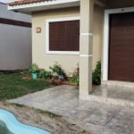 Desfrute do melhor do conforto e lazer nesta encantadora casa térrea, completa com piscina e todos os detalhes para uma vida relaxante e agradável. Com três dormitórios, incluindo uma suíte espaçosa, 