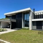 Com uma área privativa de 380 m² e total de 600 m², este imóvel é perfeito para quem busca conforto e elegância. A propriedade conta com 4 suítes, 5 banheiros e espaço para 2 vagas de garagem. A local