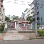 Casa comercial com 9 salas, recepção 4 banheiros, sala de espera, espaços climatizados, estacionamento e segurança.&lt;BR&gt;Ideal para área da saúde.&lt;BR&gt;Específico para clínica médica/estética/