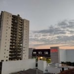 Apartamento de 3 dormitórios esquina com a Independência. Possui portaria e 2 elevadores somente para a área residencial. São apenas 3 apartamentos por andar.  Localizado no oitavo andar, possui um ha