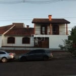 Casa de esquina em alvenaria bem estruturada, 4 dormitórios 1 suíte, amplo living de estar e jantar, um estar com lareira e outro com sacada, escritório, 2 banheiros sociais, dependência de empregada,