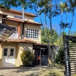 Linda casa de 3 andares na Tristeza com 4 dormitórios, sendo 1 suíte, sala de jantar e estar, cozinha, banheiro. Terreno amplo com  quiosque e piscina. Ficam os móveis planejados da cozinha e dos banh