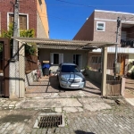 Ótima casa em condomínio, com 1 dormitótio, amplo living, cozinha, lavanderia fechada, vaga de garagem, playground,  ótima localiazação perto de todos os recursos do bairro. Estuda carro no negócio no