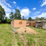 Ótimo terreno no bairro Belém Novo, alto e plano, medindo 10x40, com a casa em construção, contendo 3 dormitórios, suíte, banheiro social, amplo living, cozinha, boa localização, a 40 metros do asfalt