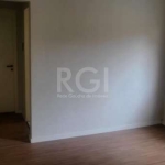 Amplo apartamento de 1 dormitório, sala, cozinha com área de serviço separada e banheiro. Primeiro andar, 1 lance de escadas, de fundos, sol da manhã. Baixo custo condominial. Vale a pena conferir! Ag