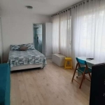 Apartamento estúdio com 1 dormitório e 1 vaga coberta rotativa. &lt;BR&gt;IMÓVEL LOCADO Á VENDA SOMENTE PARA INVESTIDOR. &lt;BR&gt;Apartamento reformado e muito bem iluminado, ventilado em excelente l