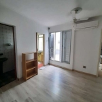 Apartamento JK no bairro Azenha em Porto Alegre. Excelente localização, em frente ao Shopping João Pessoa. MOBILIADO!!!  1 lance de escadas, recém pintado. conta com ESPAÇO ABERTO /PÁTIO de uso privat