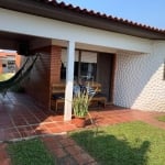 Casa em Jardim Beira mar Capão da Canoa, mobiliada, 2 dormitórios, sala , cozinha, banheiro social, e garagem para 2 carros em área coberta, na parte dos fundos tem piscina, salão com churrasqueira, 1