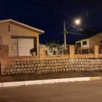 Ligue e marque para conhecer esta casa térrea de esquina na parte alta do bairro Nossa Senhora das Graças em Canoas, com uma área construída de 150 m² em terreno levemente em aclive com 390 m².&lt;BR&