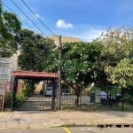 Apartamento na Rua Barbedo, no bairro Menino Deus em Porto Alegre, de 1 dormitório, sala ampla para dois  ambientes, banheiro, cozinha e área de serviço separada. Imóvel de frente, arejado, claro, com