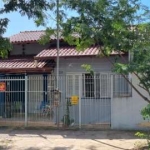 OTIMA CASA DE 02 DORMITORIOS, SENDO UM SUITE, SALA, BANHEIRO SOCIAL, COZINHA COM MOVEIS SOB MEDIDA E CHURRASQUEIRA. GARAGEM COBERTA. LOCALIZADO NA RUA ENG. SADI CASTRO, PROXIMO AO AV. ASSIS BRASIL E A