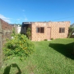 Amplo terreno, contendo 2 casas, sendo uma de alvenaria com 2 dormitórios, sala, cozinha, banheiro e lavanderia. Possuí casa de madeira na frente.