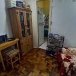 Vende JK na região central, piso parquet, cozinha, banheiro, arejado e iluminado.&lt;BR&gt;&lt;BR&gt;Condomínio oferece: Portaria em horário comercial, dois elevadores e câmeras de vigilância.