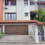 Casa com 3 dormitórios, 1 Suíte, localizada no bairro Espirito Santo, hall de entrada com lavabo, ampla sala de estar com lareira, mais uma sala de estar e jantar, cozinha completa e mobiliada, área d