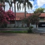 Excelente casa 4 dormitórios, hall de entrada, living três ambientes com lareira, gabinete, lavabo, sala de jantar, 3 dormitórios amplos, suíte, banheiro com banheira de hidromassagem, cozinha e sala 