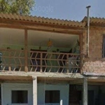 VENDE CASA DE ESQUINA, SENDO A PARTE SUPERIOR COM 2 QUARTOS, 2 BANHEIROS, 1 SALA , COZINHA E SACADA EM TODA VOLTA, NA PARTE INFERIOR: 1 QUARTO, 1 SALA E COZINHA CONJUGADAS, TAMBÉM TEM UMA PEÇA NOS FUN