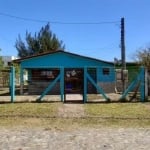 Casa espaçosa com 3 dormitórios disponível na bela Praia de Capão da Canoa.&lt;BR&gt;&lt;BR&gt;Este imóvel oferece um ambiente aconchegante com uma sala de estar convidativa, uma cozinha que se integr