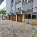 Apartamento de 4 dormitórios, living 2 ambientes, cozinha, área de serviço, dependência de empregada com banheiro, gás central. Condomínio com Salão de festas e churrasqueira, gradil e porteiro eletrô