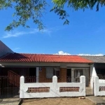 Ótima casa no bairro Restinga, com sala, cozinha ampla, área de serviço, 3 quartos, 2 banheiros, garagem grande coberta e espaço gourmet. Pátio fechado, e aberturas com grades. Próximo a escolas, merc