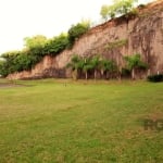 Casa no Alphaville Umbu, em rua tranquila e protegida, em lugar diferenciado e atrativo por fazer parte de uma reserva ecológica, contando com um pátio interno murado com piscina aquecida, com pedras 