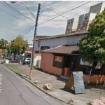 TERRENO  de esquina (Dona Zulmira com Florinha), plano, medidindo 725,67 m², possui um pavilhão de 200m² antigo e uma casa mista.&lt;BR&gt;Excelente ponto comercial  no bairro  localizado entre as Ave