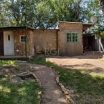 Vende terreno plano de fácil acesso, todo cercado, Com uma casa precisando de reforma, Agende já sua visita e venha conferir!